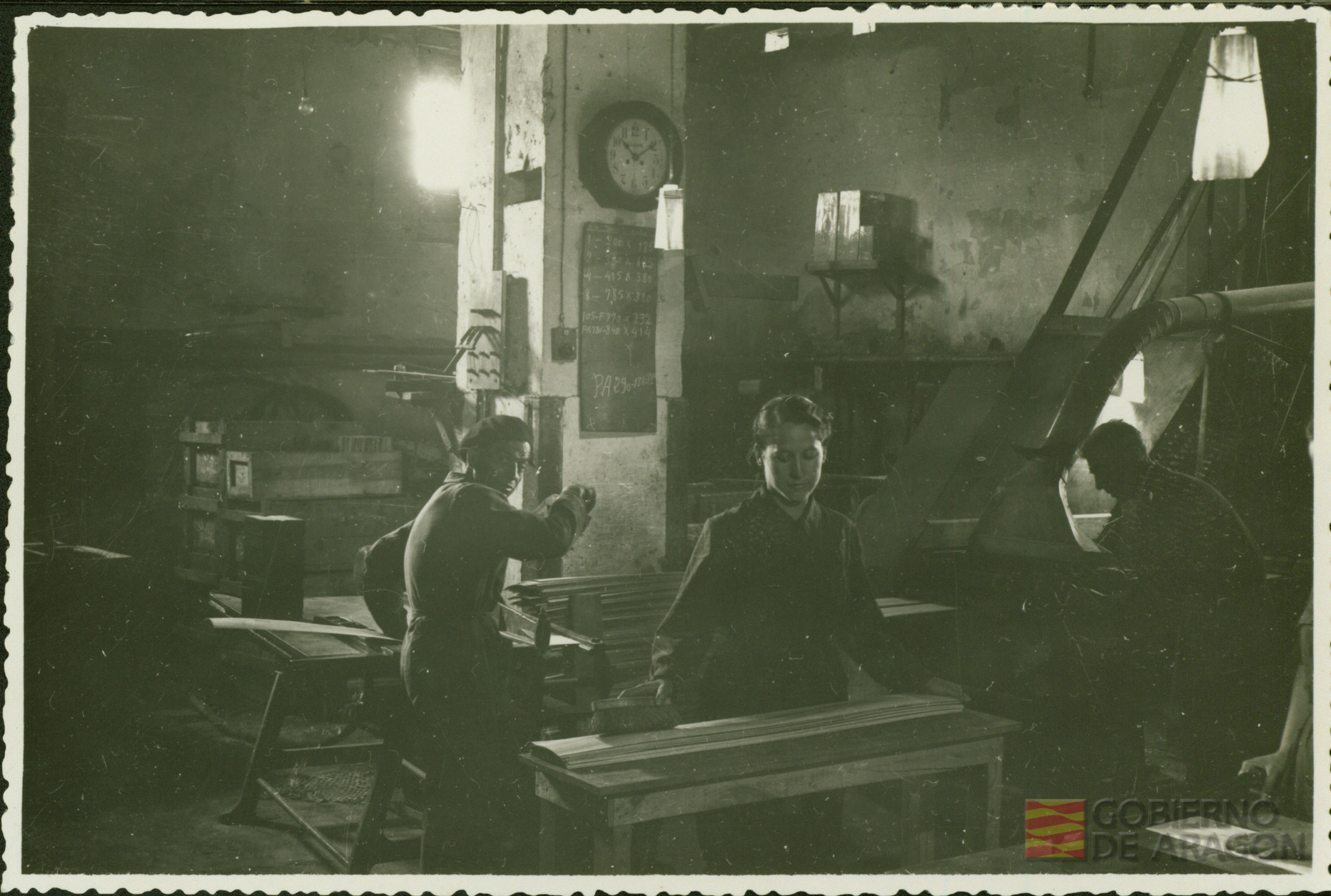 Trabajadores en el interior de un taller de la fábrica Tudor de Zaragoza